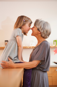 Oma geeft een kus aan haar kleinkind