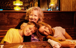 Oma in een restaurant